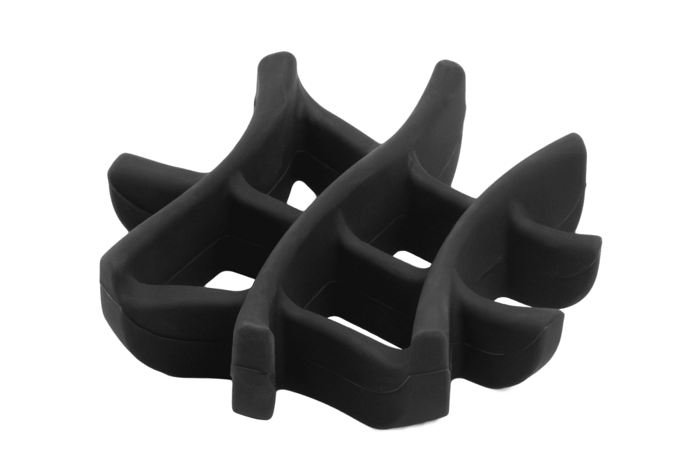 "Basecamp™ Slow Feeder: Flexibler, gummierter Halter mit geschwungenen Kammern für sichere und langsame Futteraufnahme."