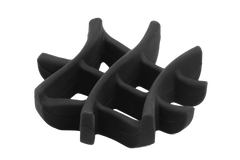 "Basecamp™ Slow Feeder: Flexibler, gummierter Halter mit geschwungenen Kammern für sichere und langsame Futteraufnahme."