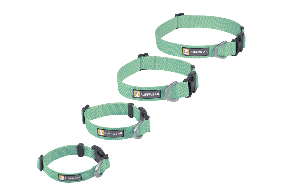 Verschiedene Hi Light™ Hundehalsbänder in hellem Grünton mit verstellbaren Schnallen und RUFFWEAR-Logo.