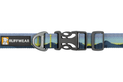 Funktionales Ruffwear Crag™ Hundehalsband mit buntem Streifendesign in Blau und Gelb, stabiler Kunststoffverschluss.