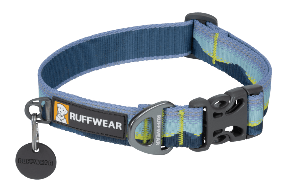 Reflektierendes Hundehalsband Crag™ von Ruffwear in Blau mit grafischem Muster, robustem Verschluss und Karabinerhaken.