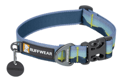 Reflektierendes Hundehalsband Crag™ von Ruffwear in Blau mit grafischem Muster, robustem Verschluss und Karabinerhaken.