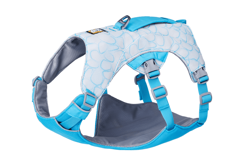 Hellblaues Swamp Cooler™ Hundegeschirr mit schuppenartigem Muster, verstellbaren Riemen und atmungsaktivem Material.