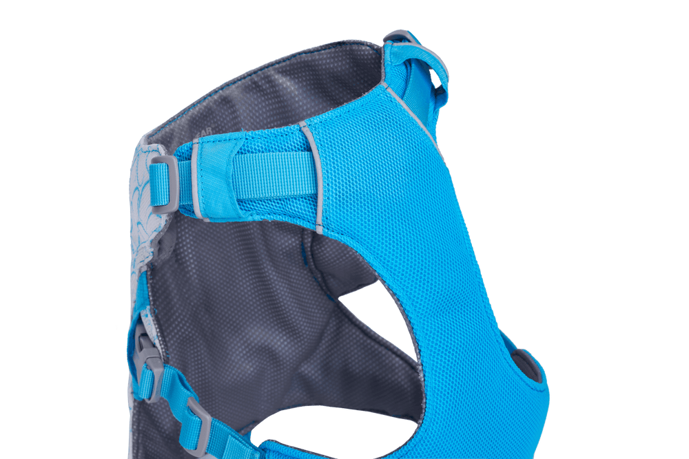 Blaues Swamp Cooler™ Kühlgeschirr für Hunde aus atmungsaktivem Material mit verstellbaren Riemen für optimalen Tragekomfort.