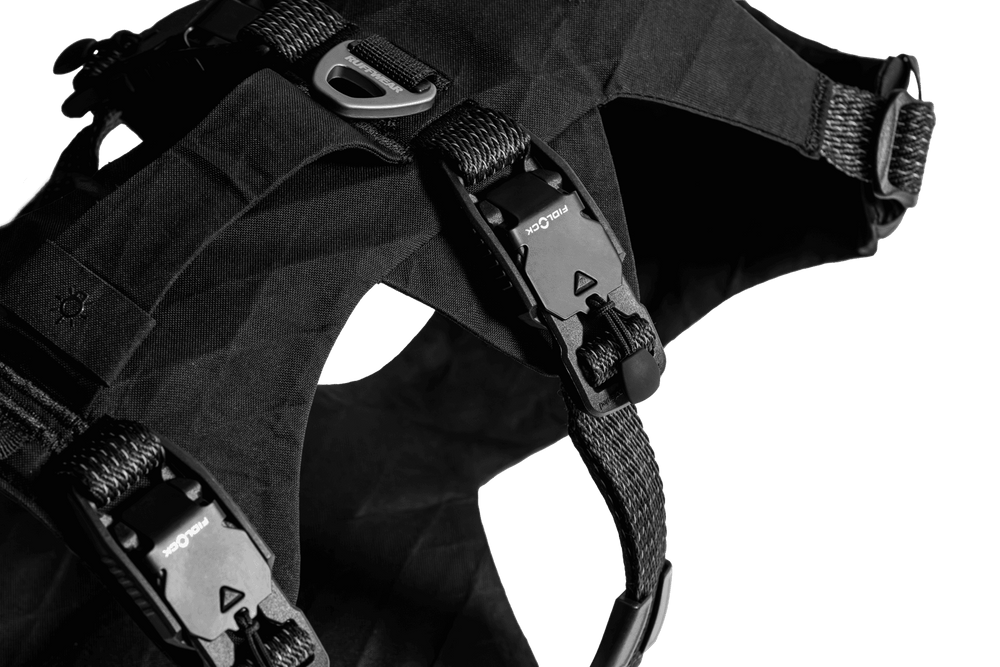 Schwarzes, robustes Ridgeline™ Geschirr mit verstellbaren Schnallen und ergonomischer Bauweise für Tiere.