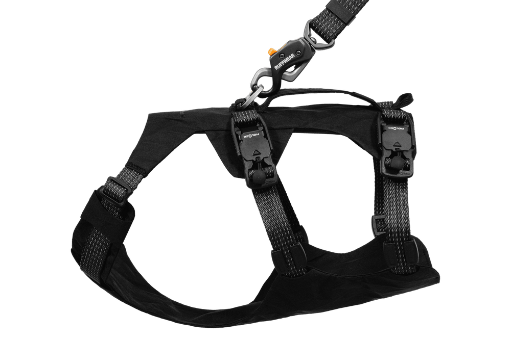 Schwarzes Ridgeline™ Geschirr für Hunde mit verstellbaren Schnallen und Karabinerhaken für optimale Passform und Sicherheit.