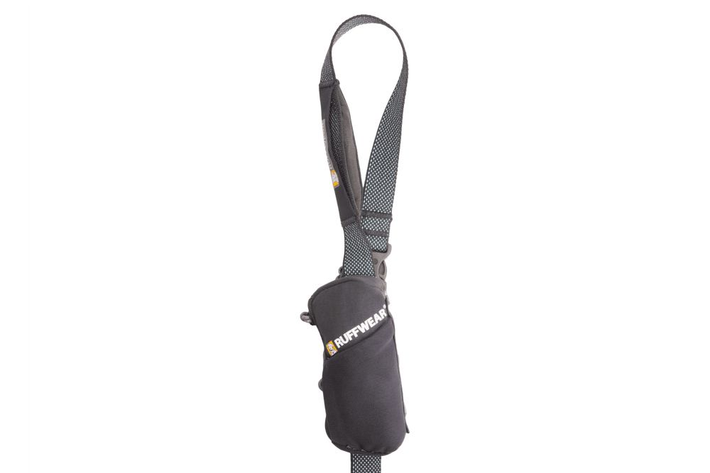 Schwarze Stash Bag Mini™ Abholbeutel-Tasche von RUFFWEAR mit verstellbarem, gepolstertem Trageriemen.