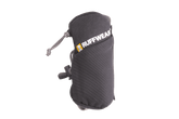 Kompakter schwarzer Stash Bag Mini™ Abholbeutel-Spender von Ruffwear mit Zugband und gewebtem Design für Spaziergänge.