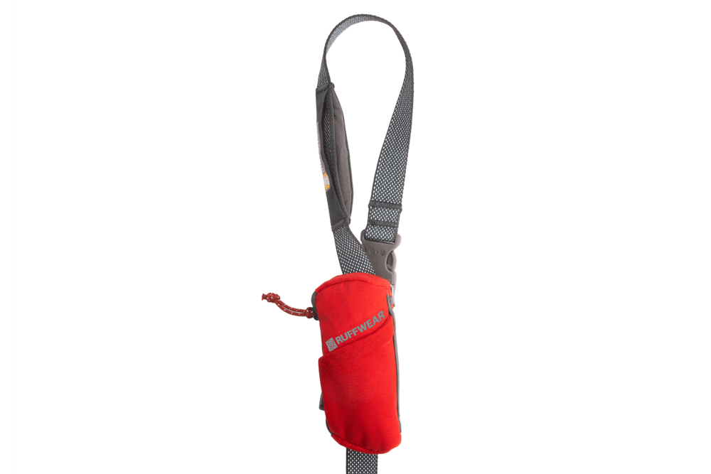 Rote Stash Bag Mini™ Tragetasche mit grauem Schultergurt und seitlicher Tasche für einfachen Transport.