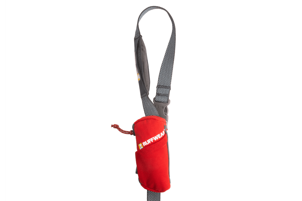 Rote Ruffwear Hundebeutel-Tasche am grauen Gurt für die praktische Aufbewahrung von Hundetüten.