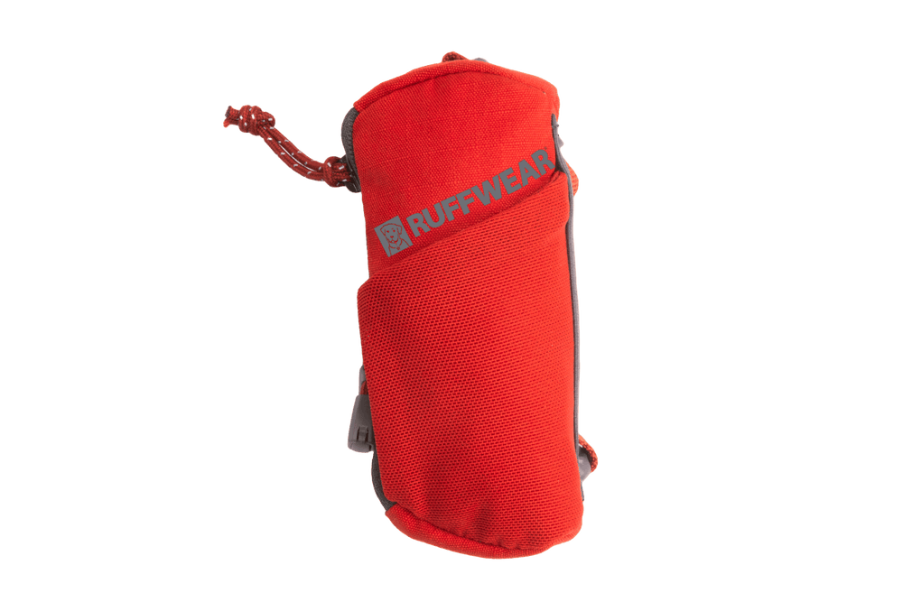Kompakter, roter Stash Bag Mini™ von Ruffwear mit strukturierter Oberfläche und Kordelzugverschluss.