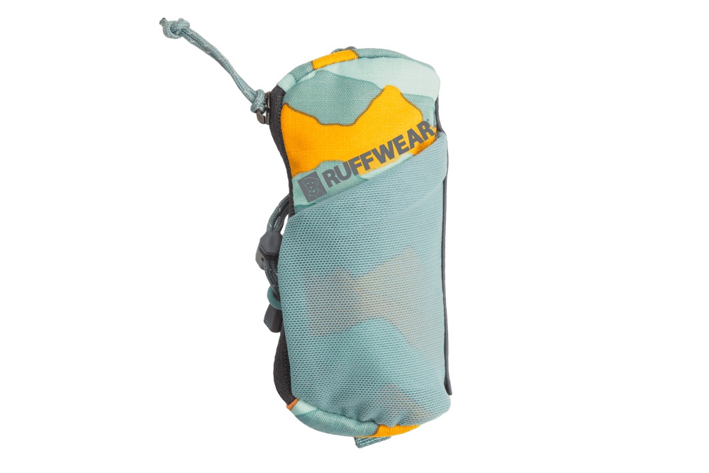 "Farbenfroher Ruffwear Stash Bag Mini™ Hundezubehörbehälter aus Mesh in Grün-Orange für unterwegs."