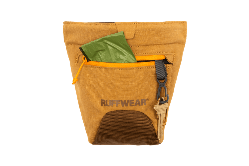 Gelbe Treat Trader™ Futtertasche von Ruffwear mit Reißverschluss und Karabinerhaken für praktische Snacks unterwegs.