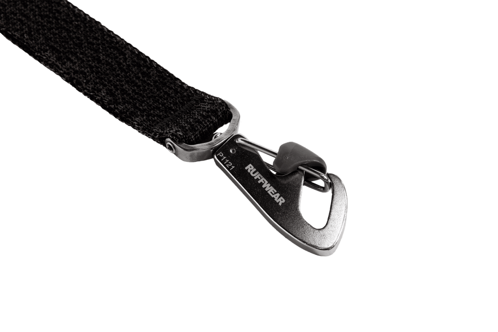 Schwarze Front Range™ Flex Leine mit texturiertem Band und Karabinerhaken zum Befestigen an Geschirr oder Halsband für Hunde.