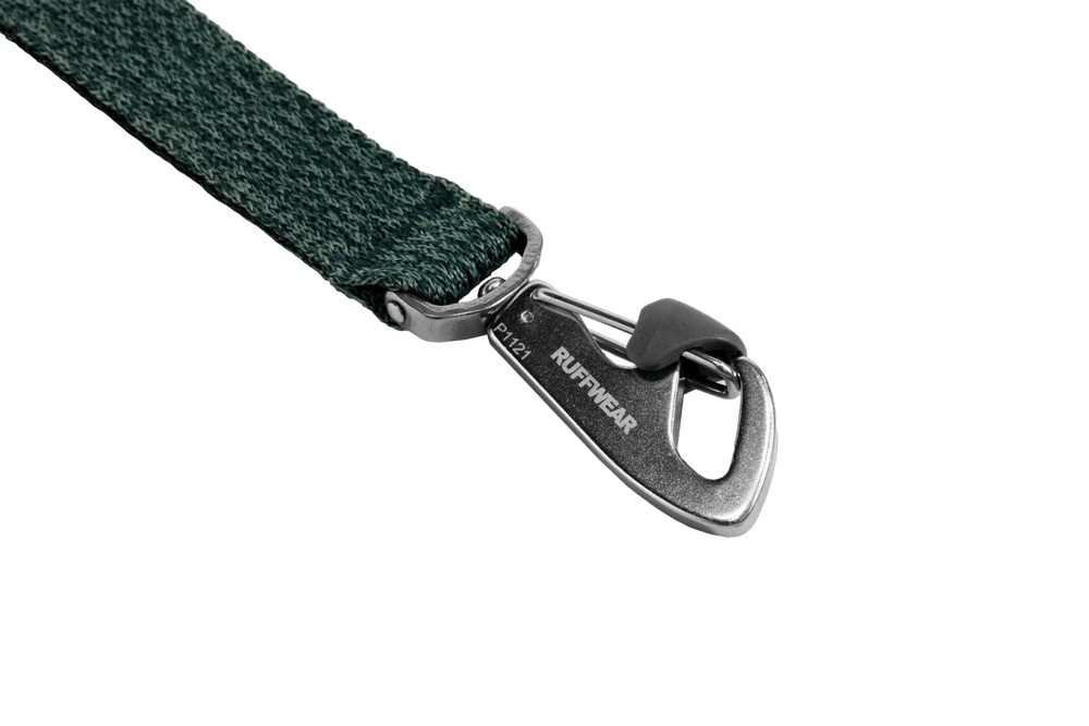 Metallverschluss der Front Range™ Flex Leine von RUFFWEAR, befestigt an grünem Textilband auf schwarzem Hintergrund.