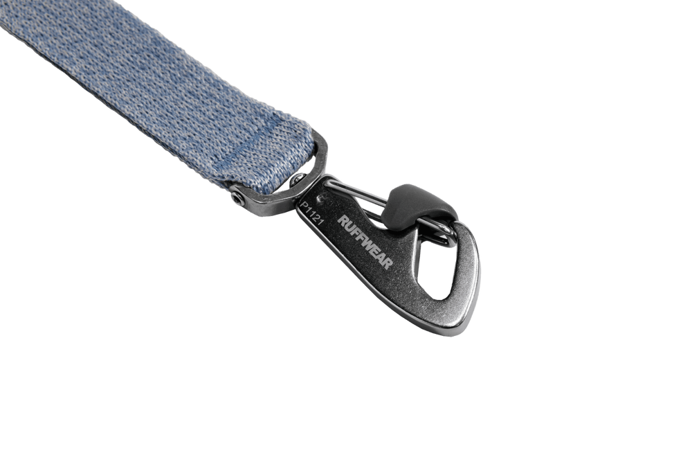 Blaue Front Range™ Flex Leine mit robustem, schwarzem Karabinerhaken für Hundegeschirr oder Halsband.