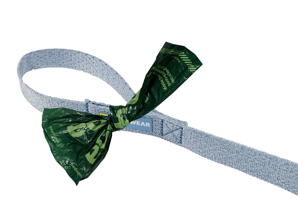 Hellblauer Textilgürtel mit grüner Mülleimerbeutel-Befestigung für die Front Range™ Flex Leine, ideal für Spaziergänge.