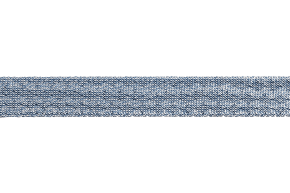 Hellblaues, gewebtes Stoffband der Front Range™ Flex Leine vor schwarzem Hintergrund.