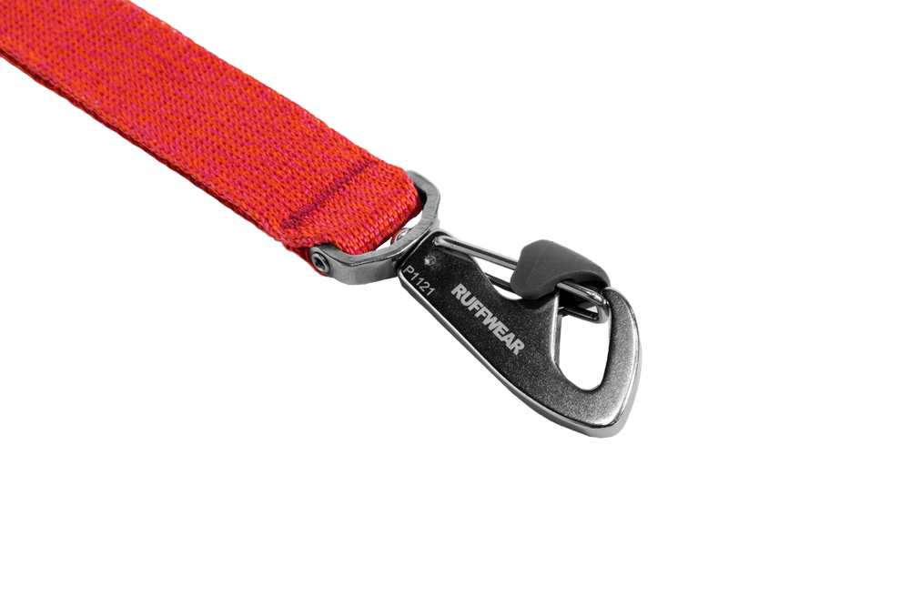 Rote Front Range™ Flex Leine mit schwarzem Karabiner von Ruffwear auf schwarzem Hintergrund. идеальная для Hundeausflüge.