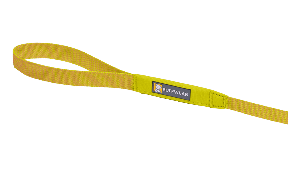 Leichte, gelbe Hundeleine von Ruffwear aus strapazierfähigem Gewebe mit gepolstertem Griff und Logo-Label.