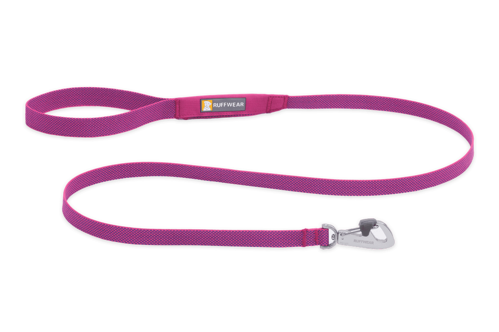 Pinkfarbene Hi Light™ Hundeleine von Ruffwear mit ergonomischem Griff und stabilem Karabinerhaken für aktiven Hundeauslauf.