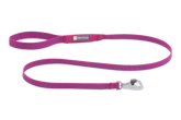 Pinkfarbene Hi Light™ Hundeleine von Ruffwear mit ergonomischem Griff und stabilem Karabinerhaken für aktiven Hundeauslauf.