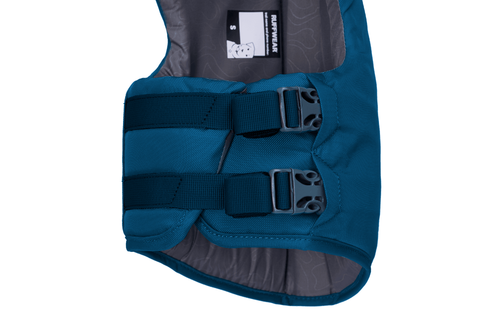 Teal-farbene Float Coat™ Schwimmweste für kleine Hunde mit schwarzer Schnallen und grauem Innenfutter.