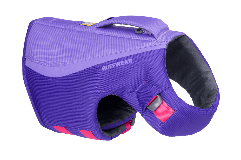 "Ruffwear Float Coat™ Schwimmweste für Hunde in lila und pink mit Bauchgurt und Griff für Sicherheit im Wasser."