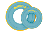 Hellblaue Ruffwear Hydro Plane™ Frisbee Hundespielzeuge mit gelben Akzenten und Markennamen. Ideal für Spiel und Spaß im Freien.