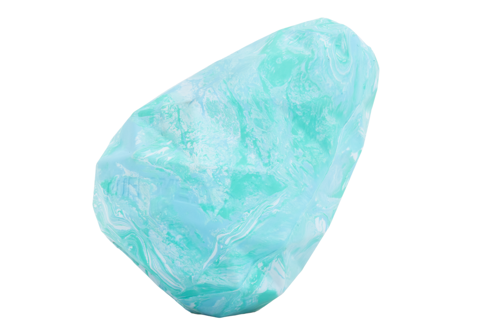 Türkiser Kristall mit marmorierten Mustern und glatter Oberfläche, lichtdurchlässig und in unregelmäßiger Form.
