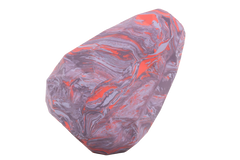 Bunter, unregelmäßig geformter Stein mit lila, rot und grauen Marmorierungen im marbled Look.