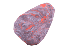 Bunter, unregelmäßig geformter Stein mit lila, rot und grauen Marmorierungen im marbled Look.