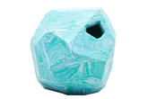 Robuster, geometrischer Nag-a-Rock™ in türkis-marmorierter Optik mit Befestigungsloch. Ideal für kreative Anwendungen.