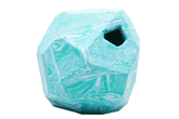 Robuster, geometrischer Nag-a-Rock™ in türkis-marmorierter Optik mit Befestigungsloch. Ideal für kreative Anwendungen.