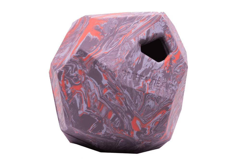 Bunter Klettergriff in polygonaler Form, lila und orange schattiert, mit strukturierter, glatter Textur für Klettersport.