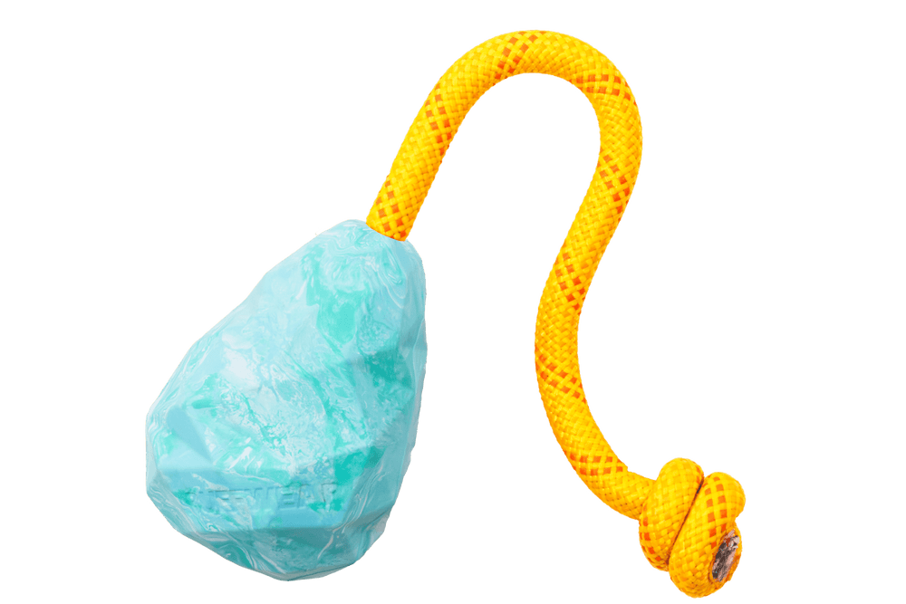 Blauer Huck-a-Cone™ in Folie, mit gelbem geflochtenem Seilgriff für vielseitigen Einsatz im Freien.