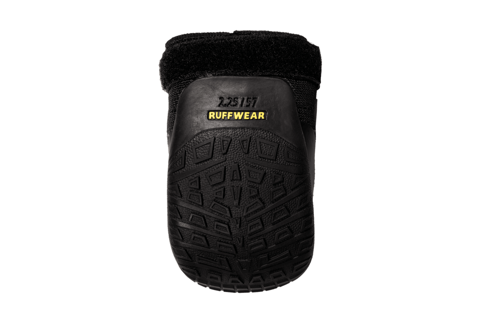 Hundeschuhsohle von Ruffwear in Schwarz, mit strukturiertem Profil für besseren Halt und offenem Einstieg.