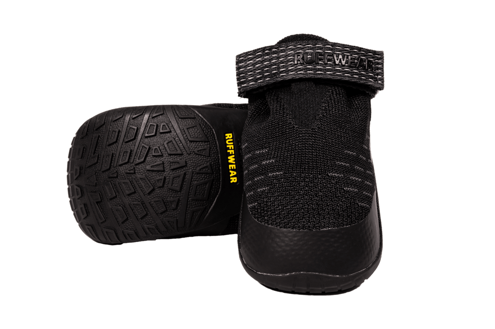 Schwarzer Ruffwear Hundeschuh mit rutschfester Sohle und verstellbarem Klettverschluss für optimalen Halt und Flexibilität.