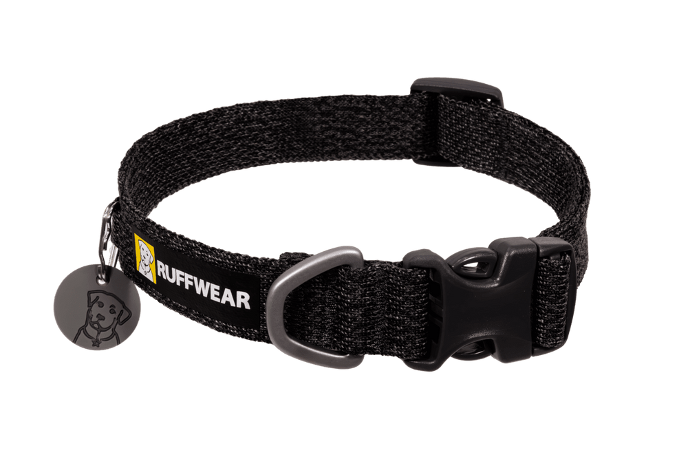 Schwarzes Ruffwear Front Range™ Flex Halsband aus robustem Material mit stabilem Verschluss und Schlaufe für Hundemarke.