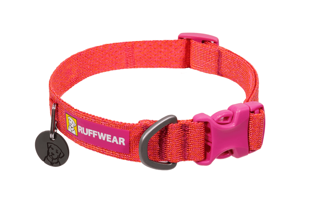 Leuchtend pinkes Ruffwear Front Range™ Flex Halsband aus strapazierfähigem Material mit stabiler Schnalle und D-Ring.