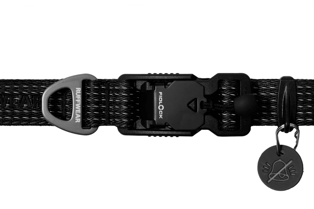 Schwarzes Ridgeline™ Hundehalsband mit Fidlock-Verschluss und Metallring für einfache Handhabung und Zubehör.