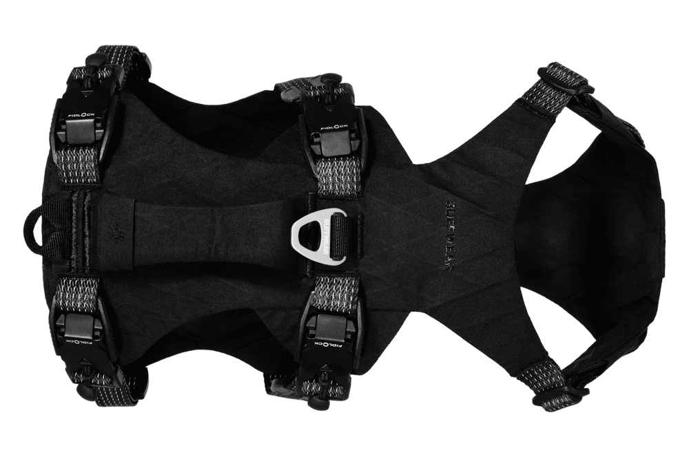 Schwarzes ergonomisches Ridgeline™ Geschirr für Hunde mit verstellbaren Riemen und stabiler Verschlussmechanik.