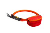 Hitch Hiker™ Leinensystem: Robuster Hüftgurt in Orange und Rot mit Tasche und Karabinerhaken für Outdoor-Aktivitäten.