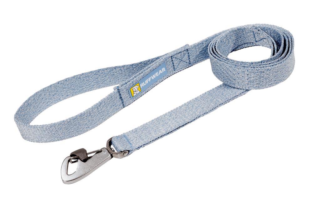 Blaue robusten Hundeleine von Front Range™ mit stabilen Karabinerhaken und Markenlogo. Perfekt für Spaziergänge.