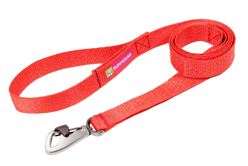 Rote strapazierfähige Hundeleine von Ruffwear mit stabilem Karabinerhaken und flachem Design für sicheren Halt.