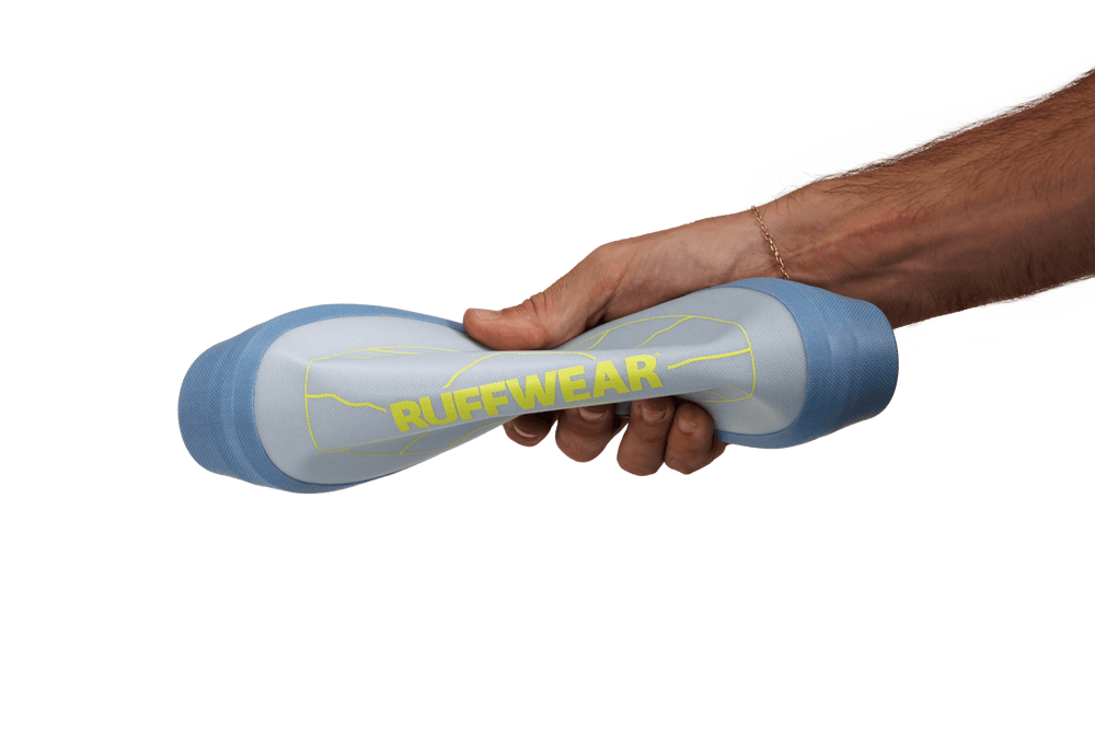 Camp Flyer™ Frisbeescheibe für Hunde in blau-weiß mit ergonomischem Handgriff und „RUFFWEAR“-Schriftzug.