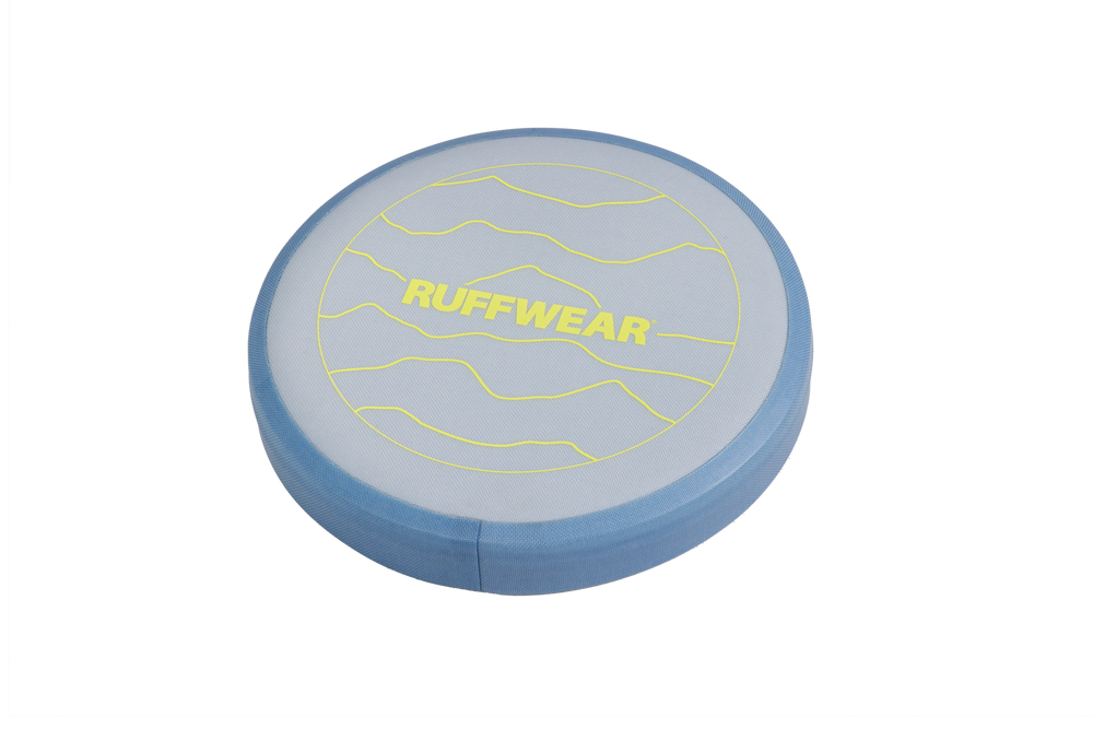 Bunte Camp Flyer™ Frisbeescheibe für Hunde in Blau und Gelb mit RUFFWEAR Schriftzug. Ideal für Spiel und Spaß im Freien.