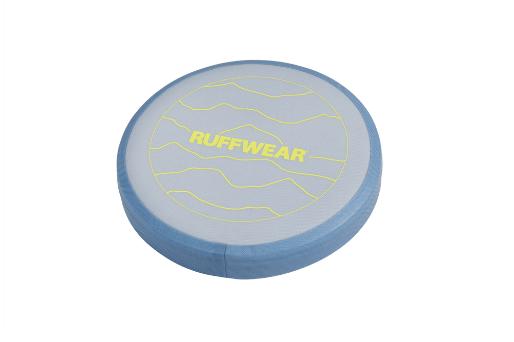 Bunte Camp Flyer™ Frisbeescheibe für Hunde in Blau und Gelb mit RUFFWEAR Schriftzug. Ideal für Spiel und Spaß im Freien.