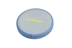 Bunte Camp Flyer™ Frisbeescheibe für Hunde in Blau und Gelb mit RUFFWEAR Schriftzug. Ideal für Spiel und Spaß im Freien.