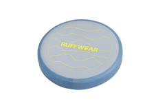 Bunte Camp Flyer™ Frisbeescheibe für Hunde in Blau und Gelb mit RUFFWEAR Schriftzug. Ideal für Spiel und Spaß im Freien.